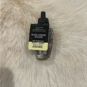 BATH & BODY WORKS Black Cherry Seltzer Wallflowers Plug In